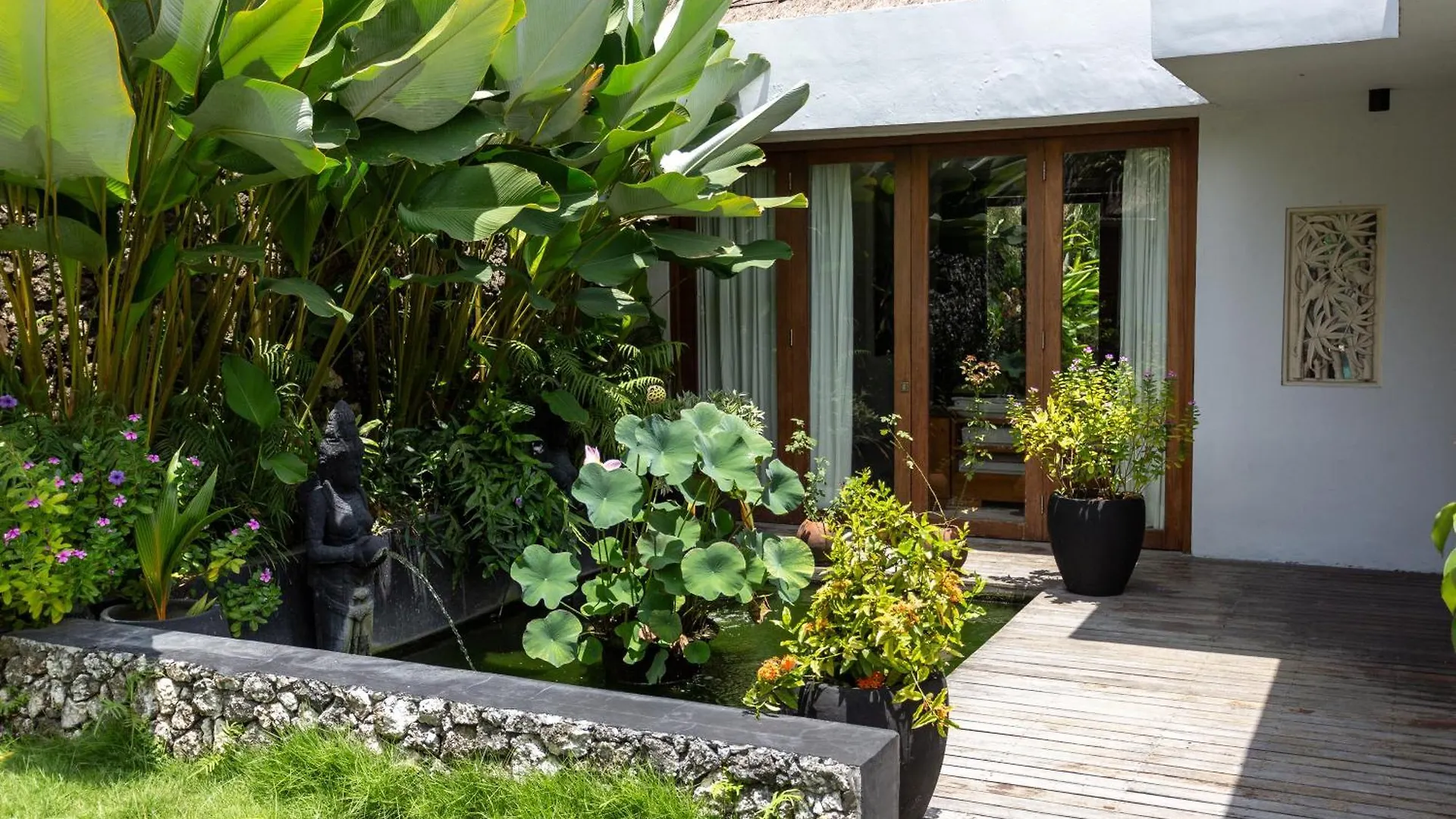 Villa Ilo Umalas Spacious 3-Bedroom Oasis With Huge Pool & Garden Seminyak