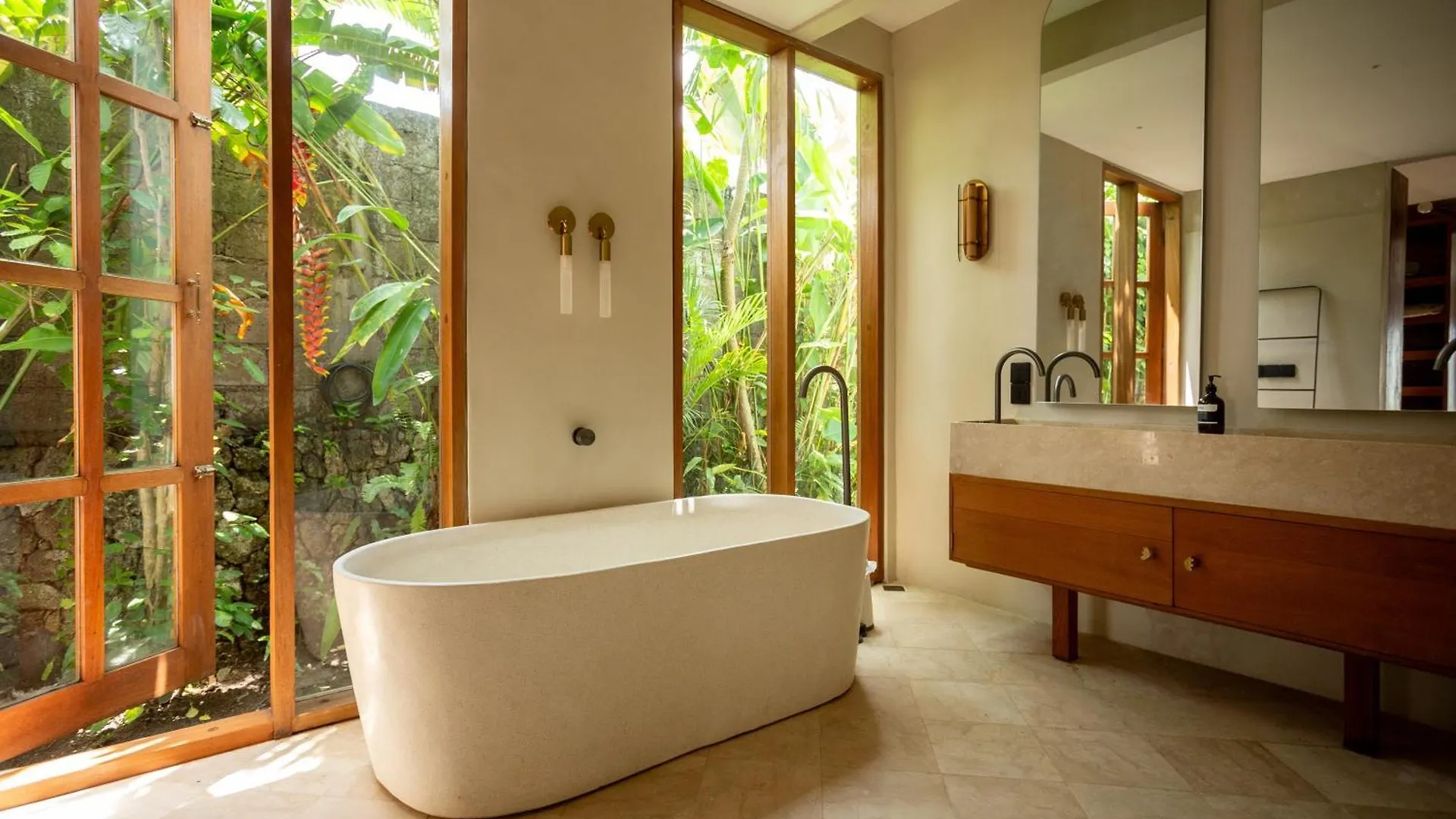 Villa Ilo Umalas Spacious 3-Bedroom Oasis With Huge Pool & Garden Seminyak Apartamento