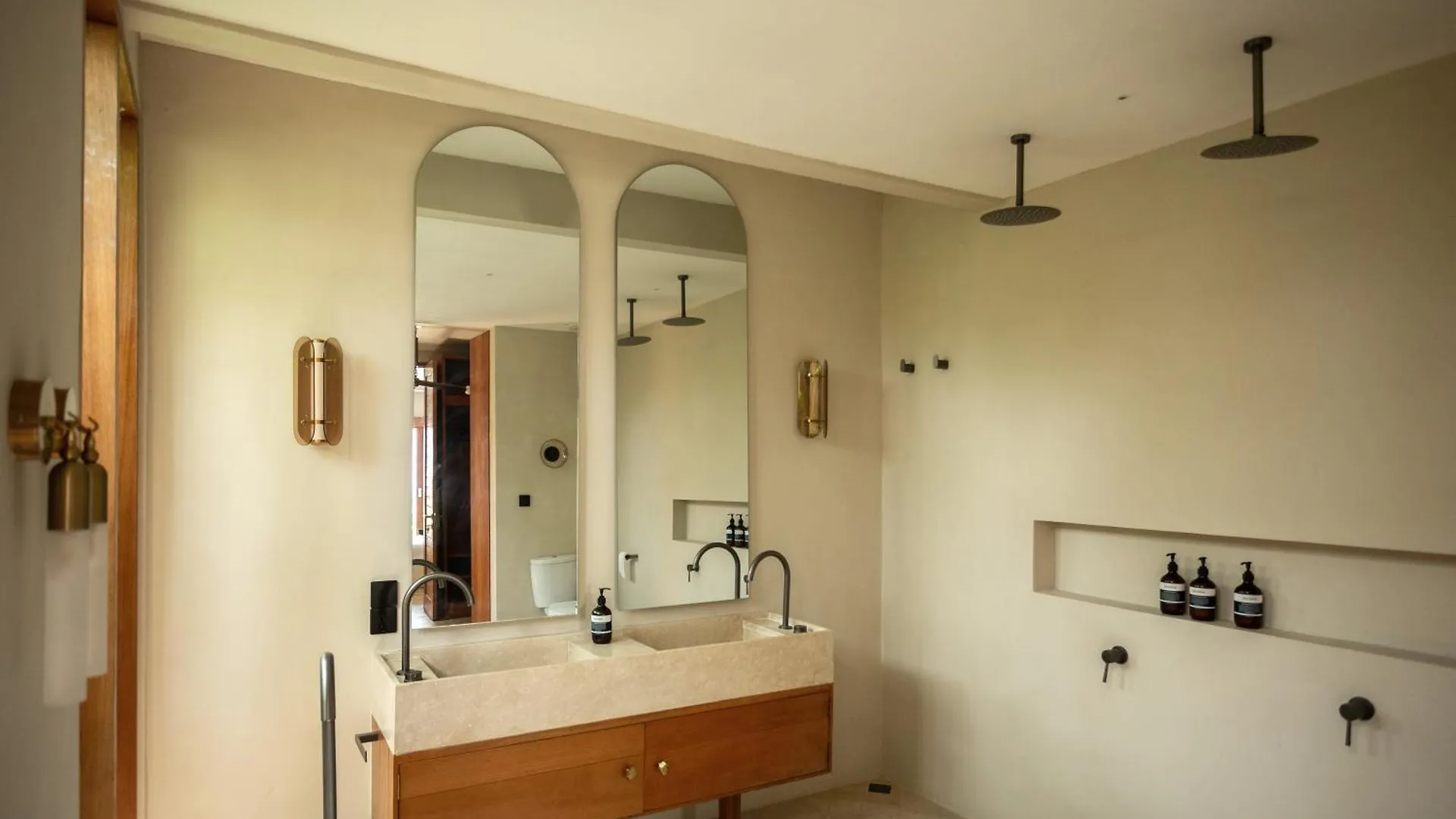 Villa Ilo Umalas Spacious 3-Bedroom Oasis With Huge Pool & Garden Seminyak 0*,  Indonésia
