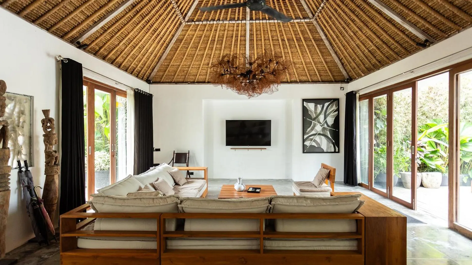 Apartamento Villa Ilo Umalas Spacious 3-Bedroom Oasis With Huge Pool & Garden Seminyak