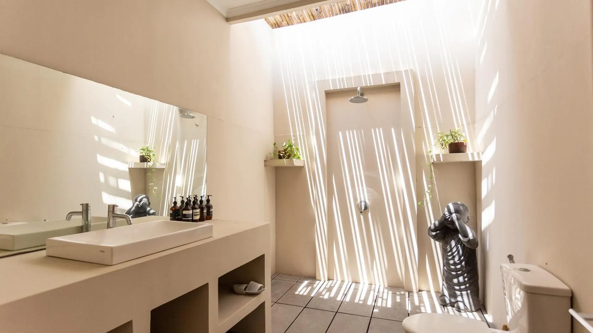 Apartment Villa Ilo Umalas Spacious 3-Bedroom Oasis With Huge Pool & Garden Seminyak