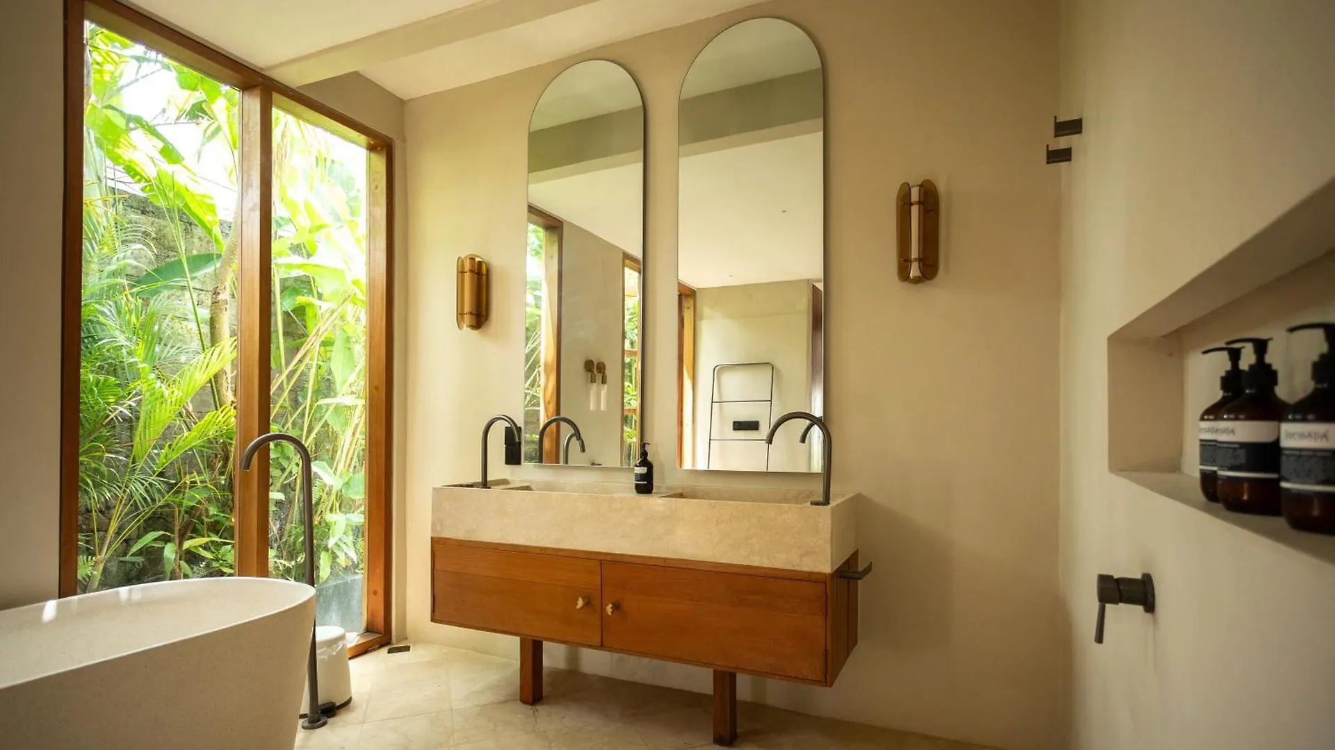 Villa Ilo Umalas Spacious 3-Bedroom Oasis With Huge Pool & Garden Seminyak