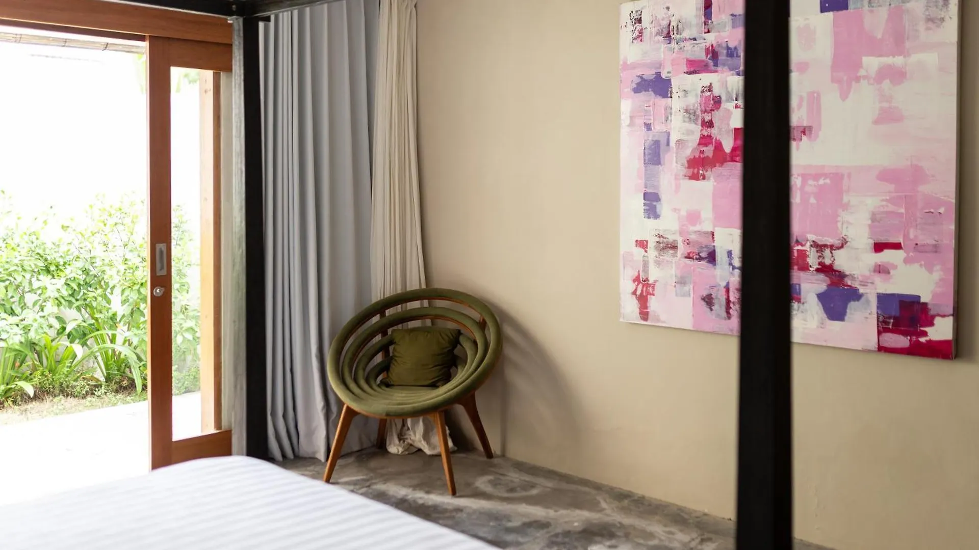 Villa Ilo Umalas Spacious 3-Bedroom Oasis With Huge Pool & Garden Seminyak  Apartment