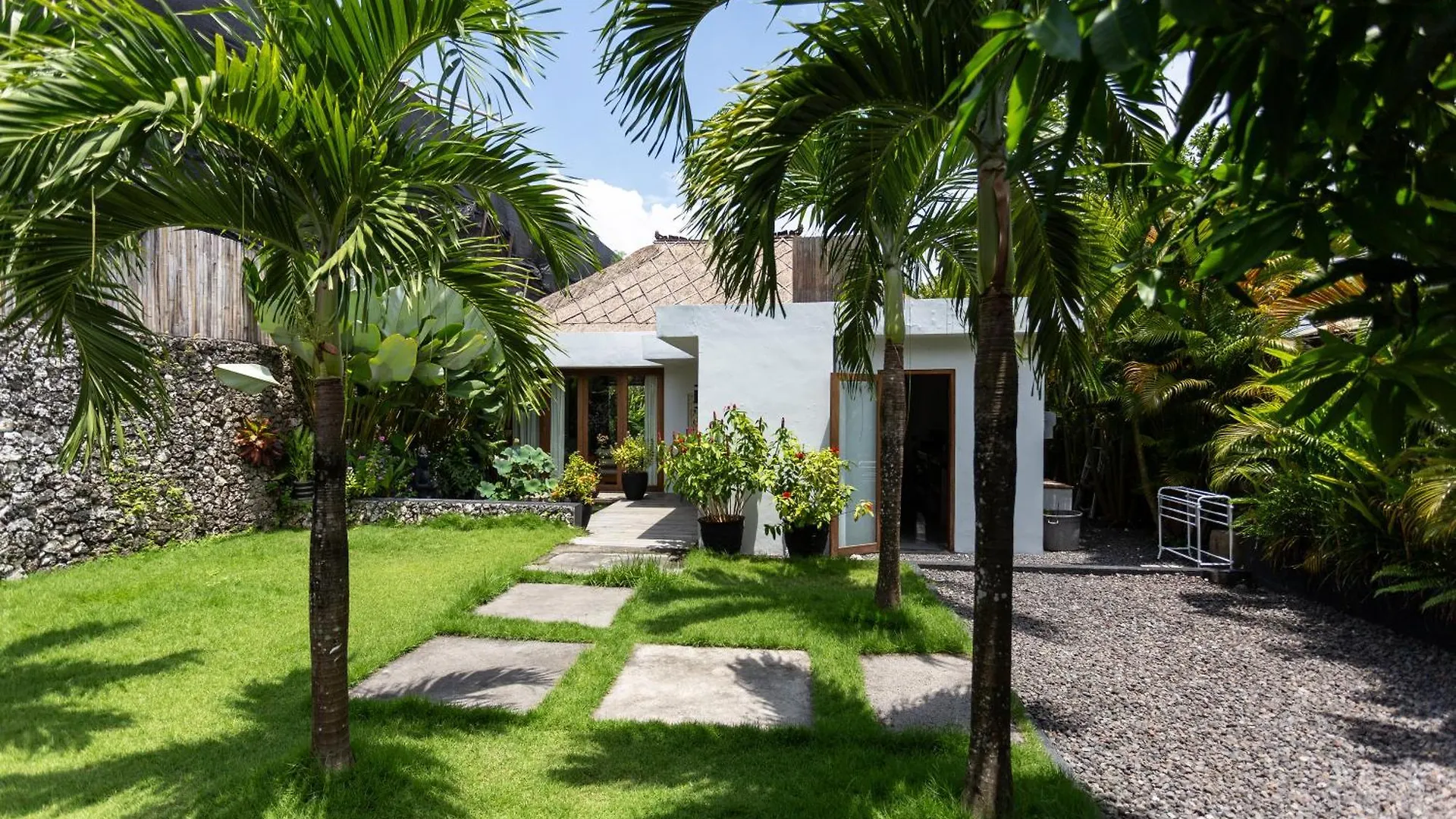 Villa Ilo Umalas Spacious 3-Bedroom Oasis With Huge Pool & Garden Seminyak  Apartment Seminyak (Bali)