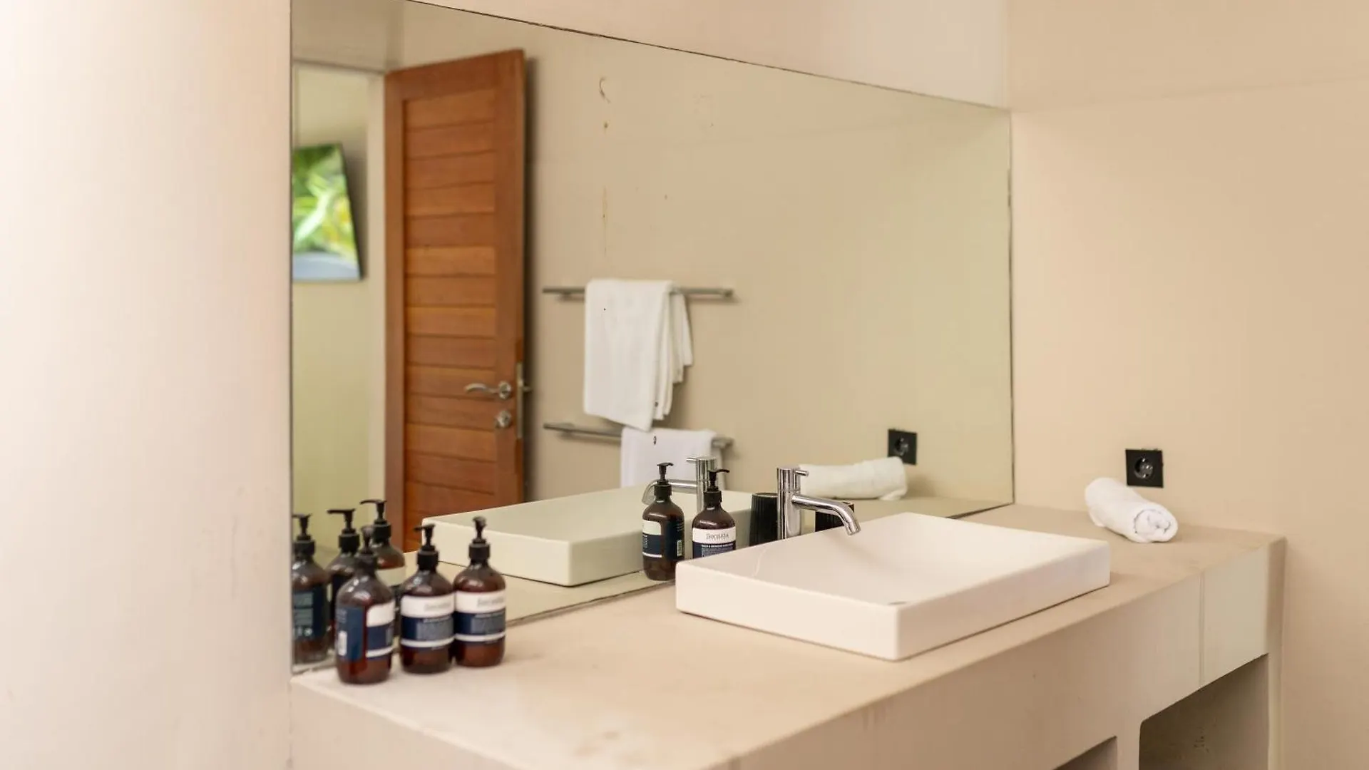 Villa Ilo Umalas Spacious 3-Bedroom Oasis With Huge Pool & Garden Seminyak  0*, Seminyak (Bali)