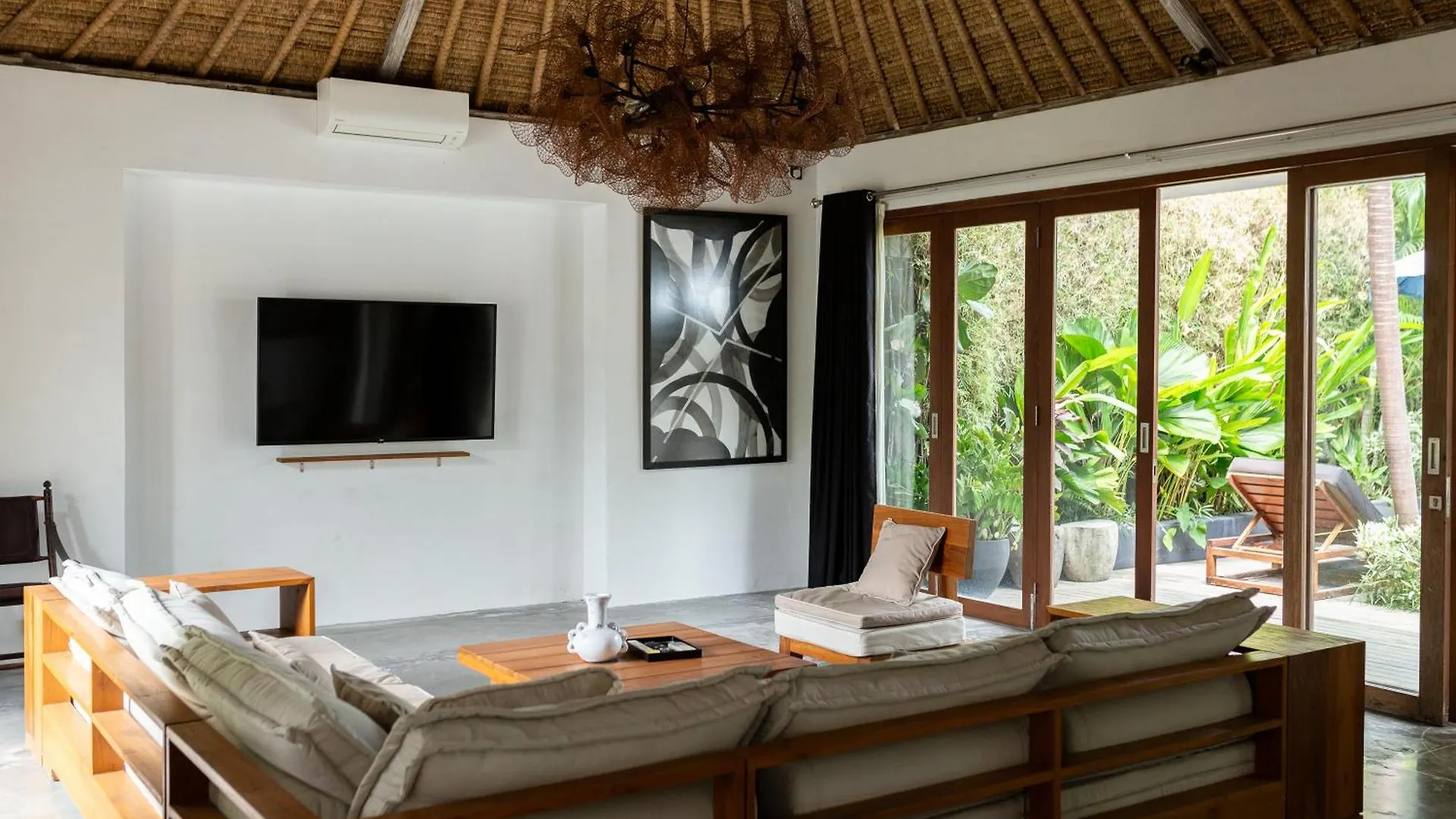 Villa Ilo Umalas Spacious 3-Bedroom Oasis With Huge Pool & Garden Seminyak  Seminyak (Bali)