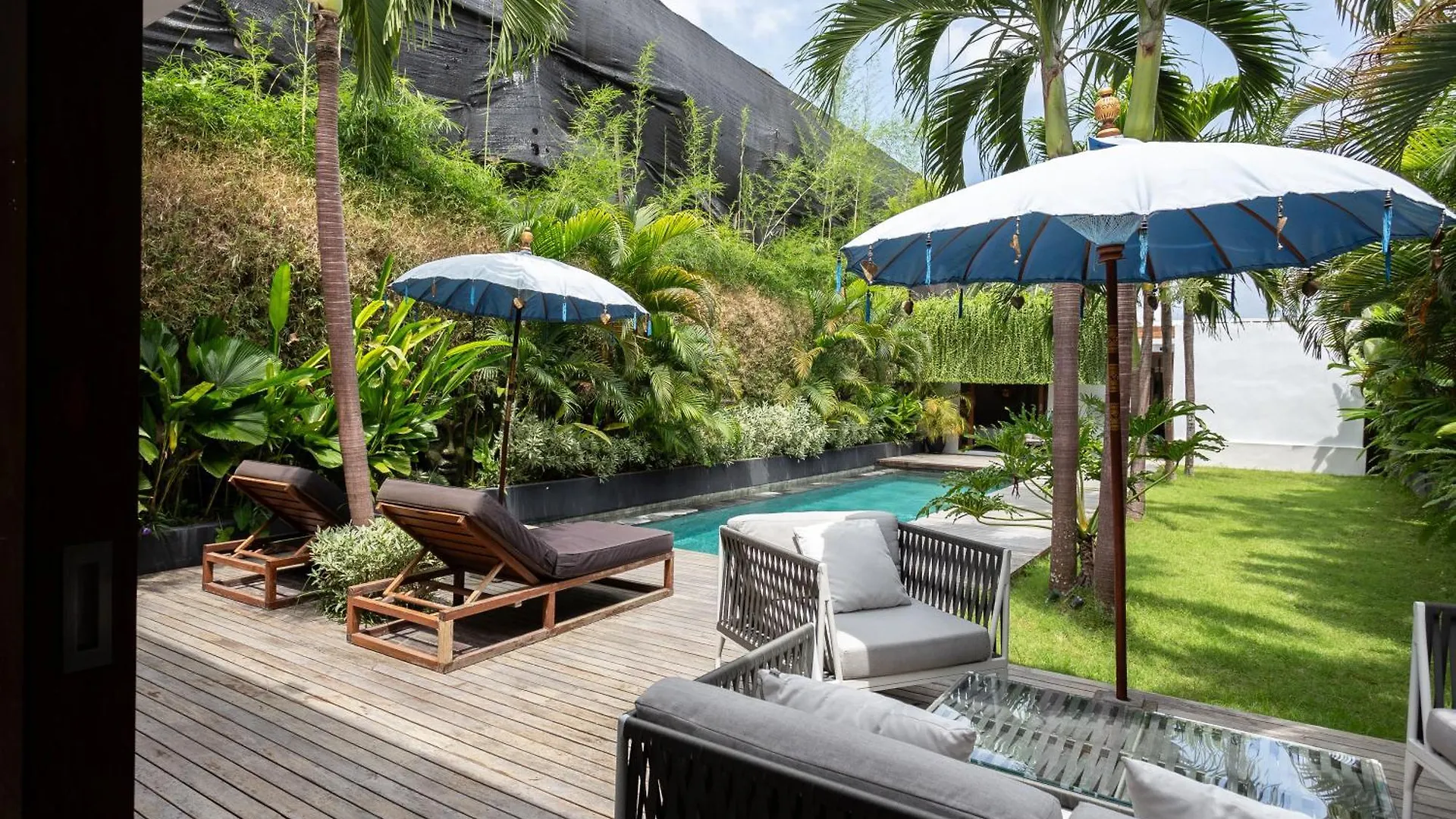 Apartment Villa Ilo Umalas Spacious 3-Bedroom Oasis With Huge Pool & Garden Seminyak