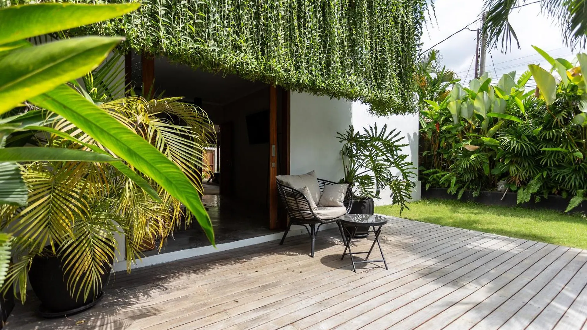 Villa Ilo Umalas Spacious 3-Bedroom Oasis With Huge Pool & Garden Seminyak  Apartment